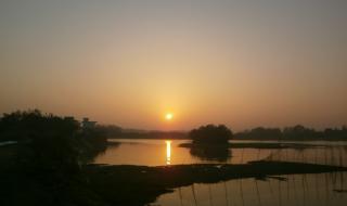 日出东方却落于西