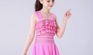 小女孩穿泳衣图片